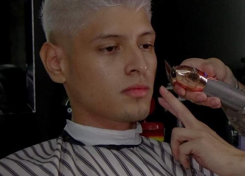 Cliente con corte moderno en Porium Barbería, Envigado, Antioquia, CO, recibiendo tratamiento con máquina de precisión.