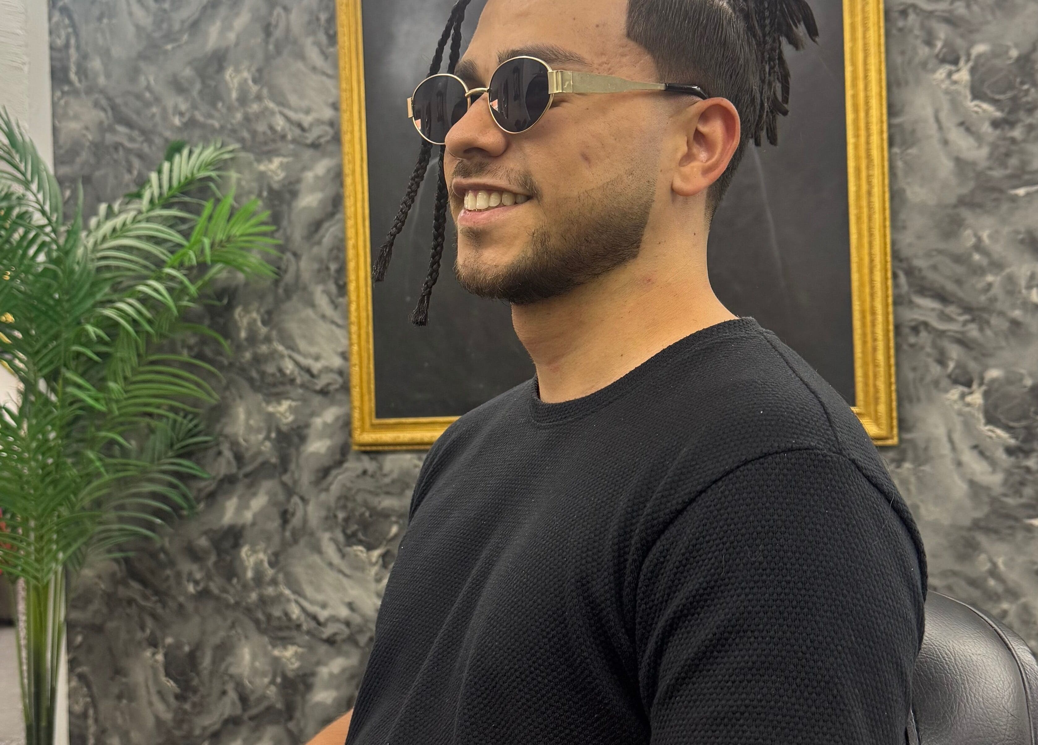 Cliente satisfecho en Porium Barbería, Envigado, Antioquia, CO, tras un corte impecable.