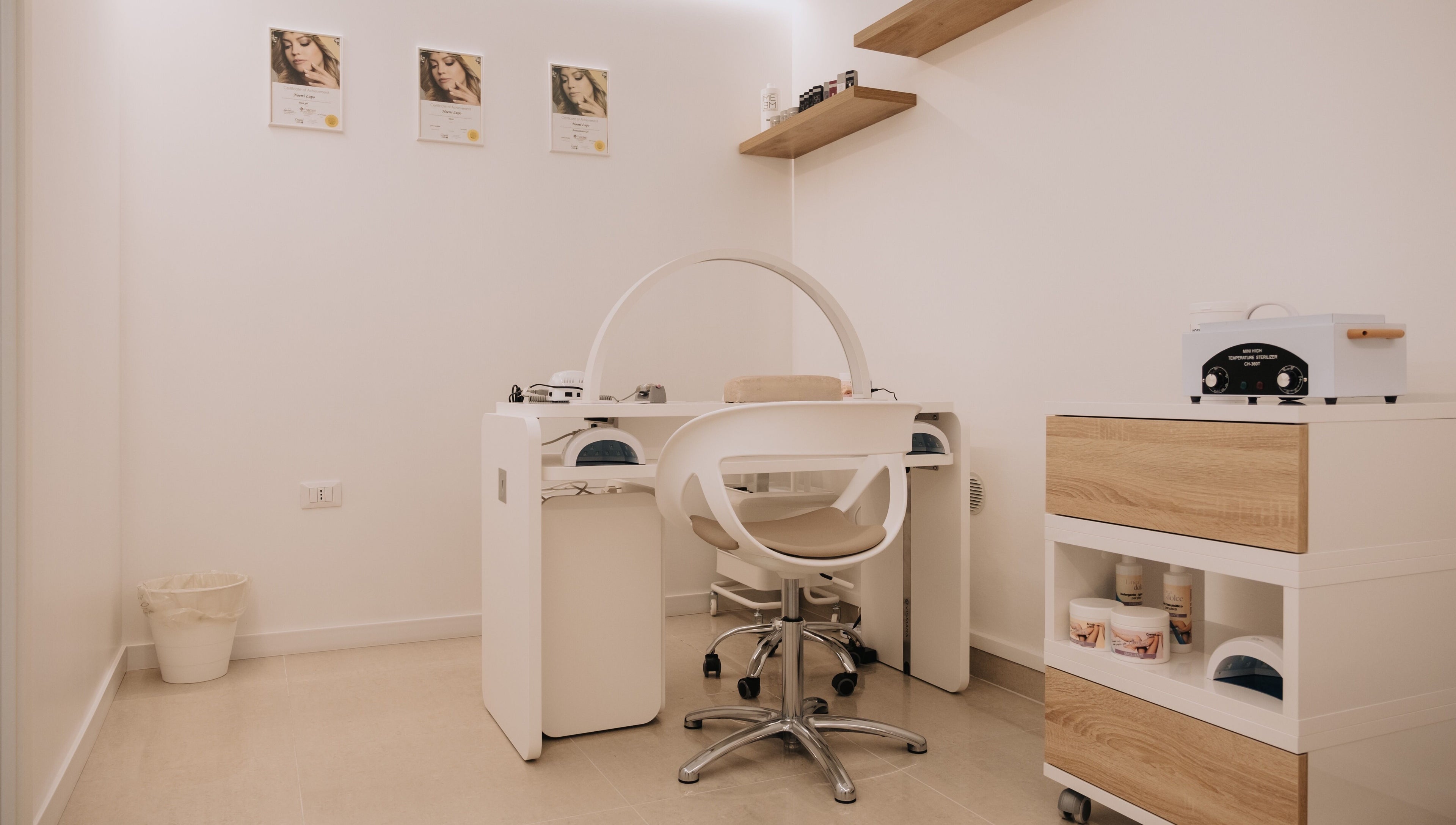 Sala unghie elegante ad Aria Beauty & Nails, Grottaglie, Puglia, IT, con attrezzature moderne e design accogliente.