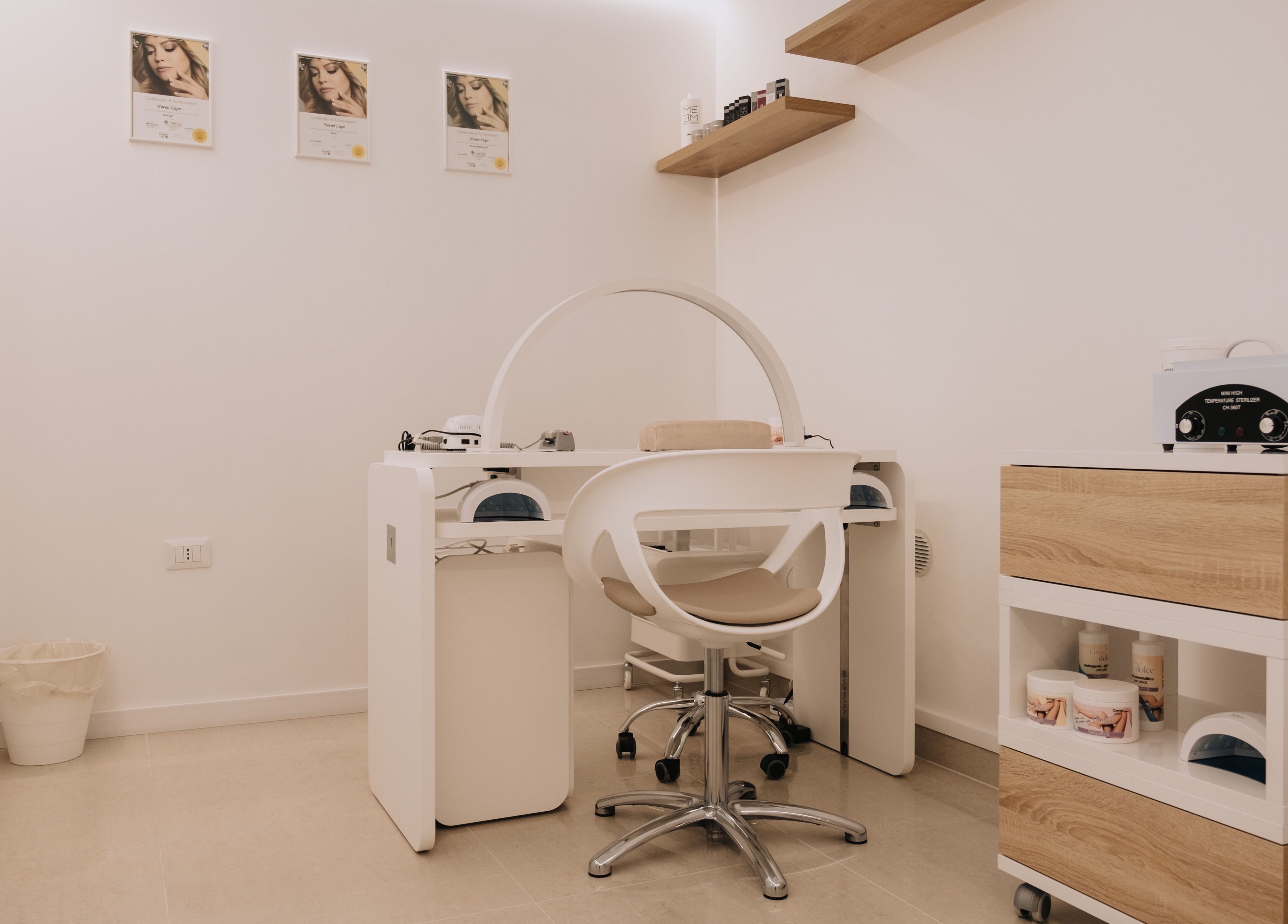Sala unghie elegante ad Aria Beauty & Nails, Grottaglie, Puglia, IT, con attrezzature moderne e design accogliente.