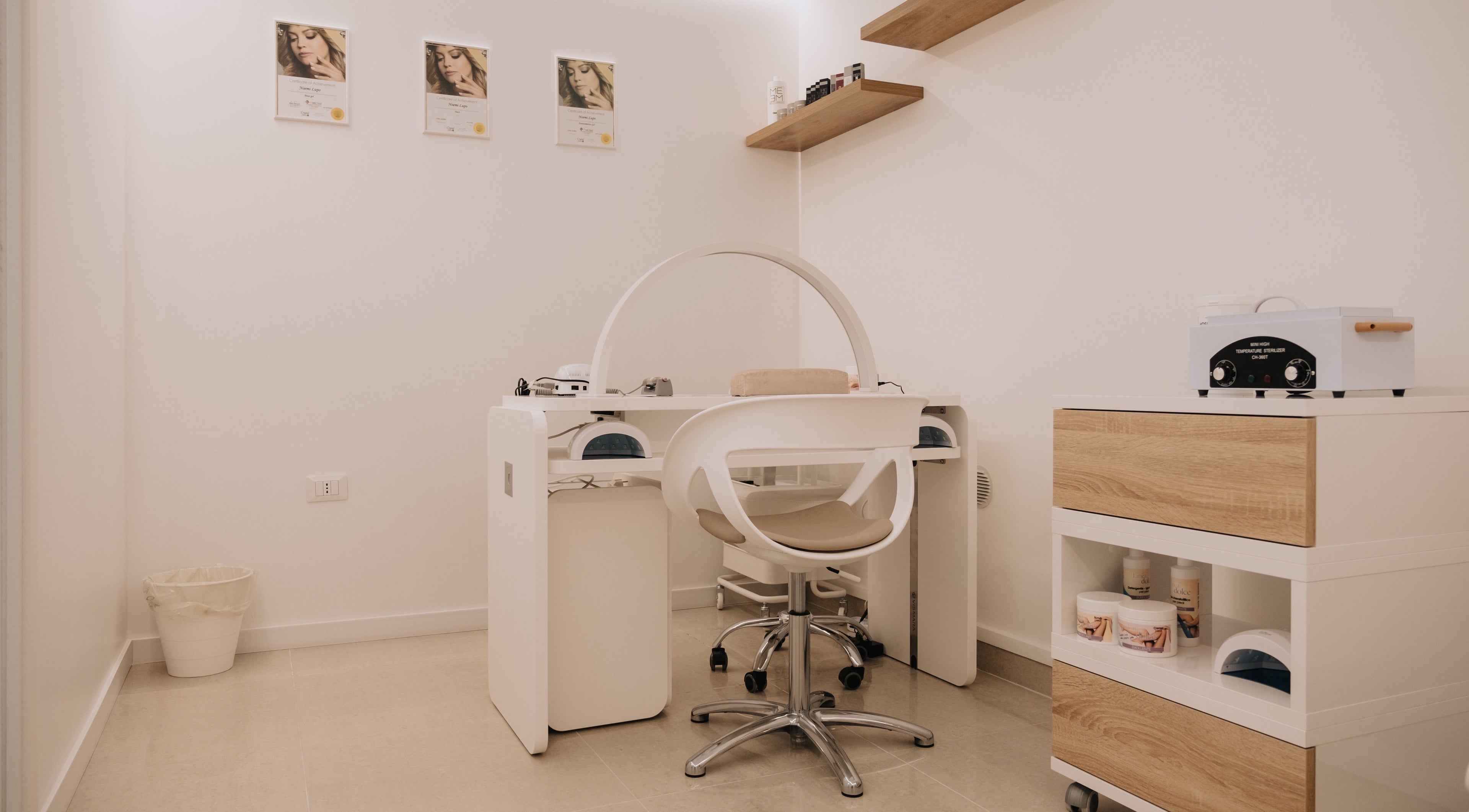 Sala unghie elegante ad Aria Beauty & Nails, Grottaglie, Puglia, IT, con attrezzature moderne e design accogliente.