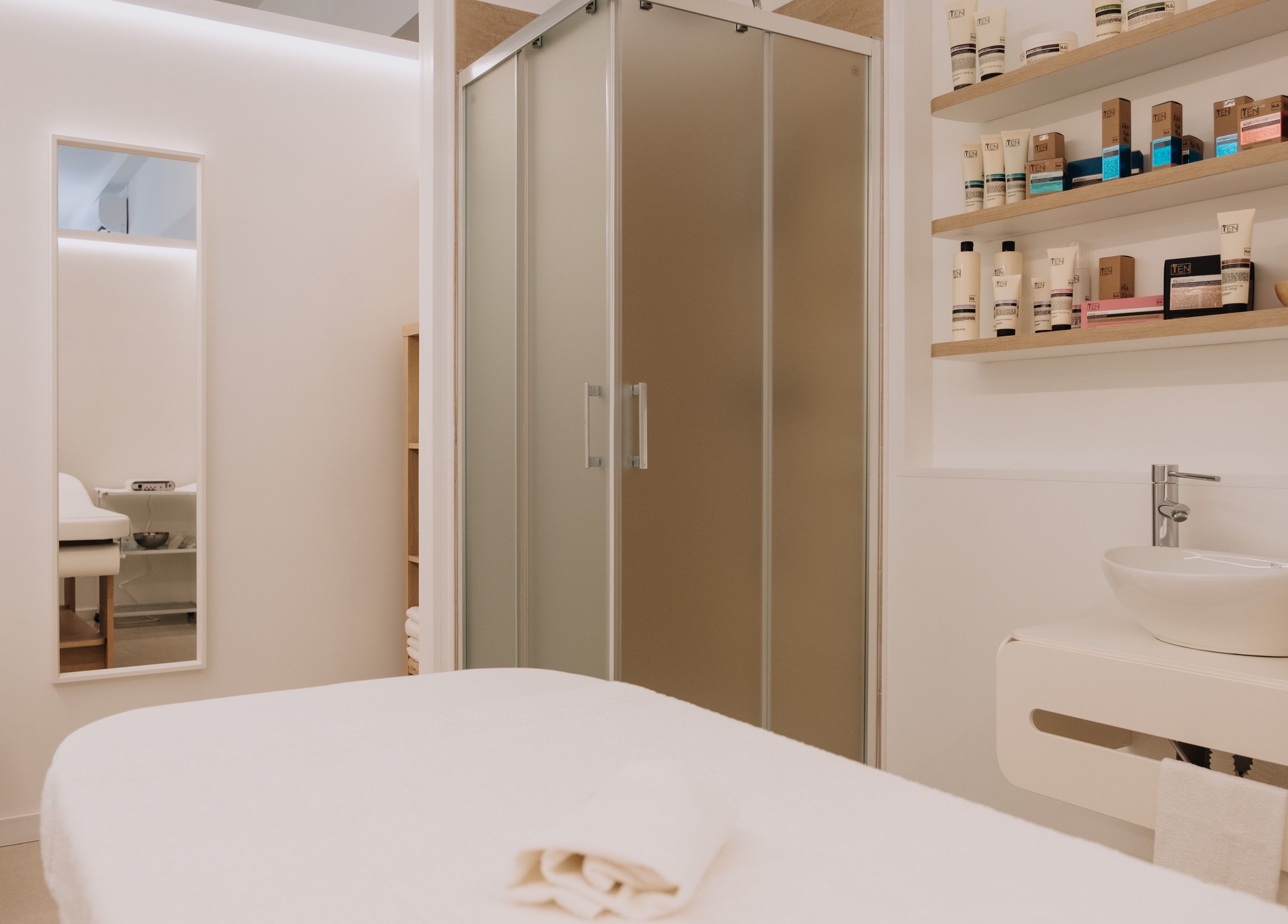 Sala massaggio moderna e luminosa presso Aria Beauty & Nails, Grottaglie, Puglia, IT.