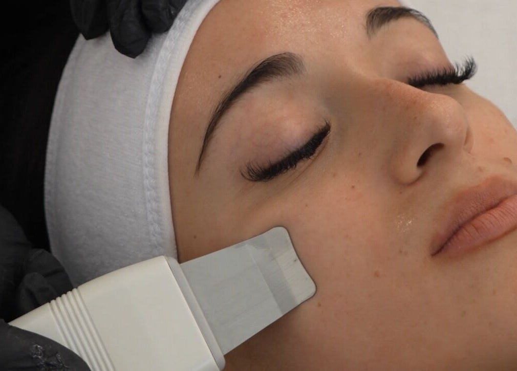 Trattamento viso delicato ad Aria Beauty & Nails, Grottaglie, Puglia, IT, con esperta cura della pelle.