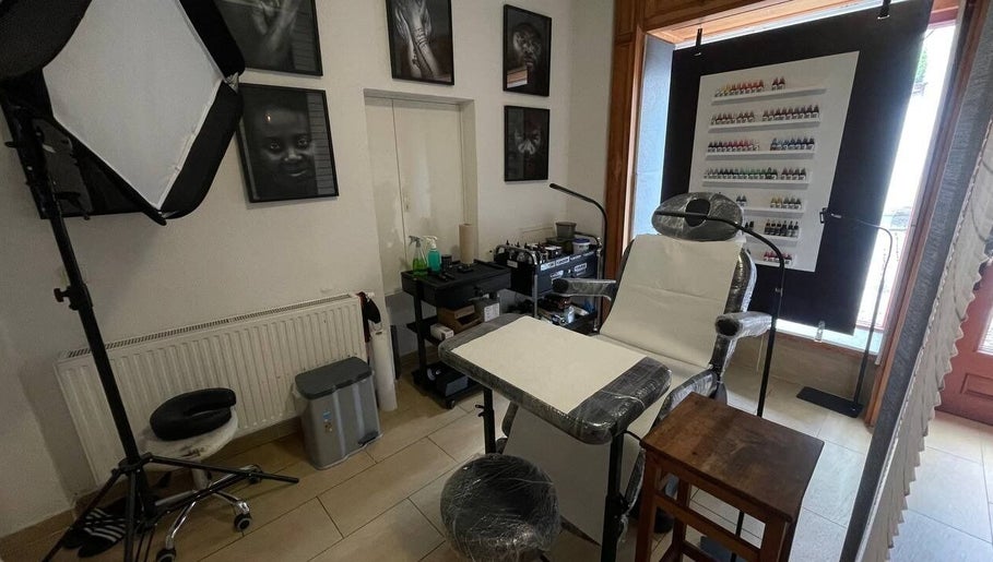 Innenraum des Shach Tattoo Studios in Merseburg, Sachsen-Anhalt, DE, mit Stuhl, Werkzeugen und angenehmer Beleuchtung.