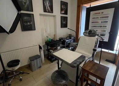 Innenraum des Shach Tattoo Studios in Merseburg, Sachsen-Anhalt, DE, mit Stuhl, Werkzeugen und angenehmer Beleuchtung.