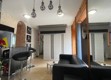 Innenraum von Shach Tattoo Studio in Merseburg, Sachsen-Anhalt, DE mit stilvoller Sitzgelegenheit.