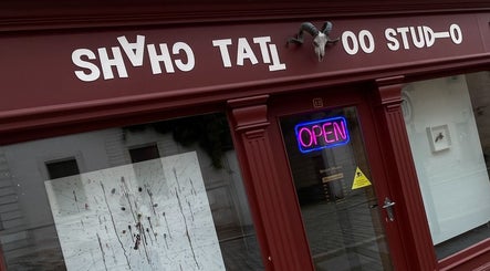 Außenansicht von Shach Tattoo Studio mit leuchtendem 'Open'-Schild in Merseburg, Sachsen-Anhalt, DE.