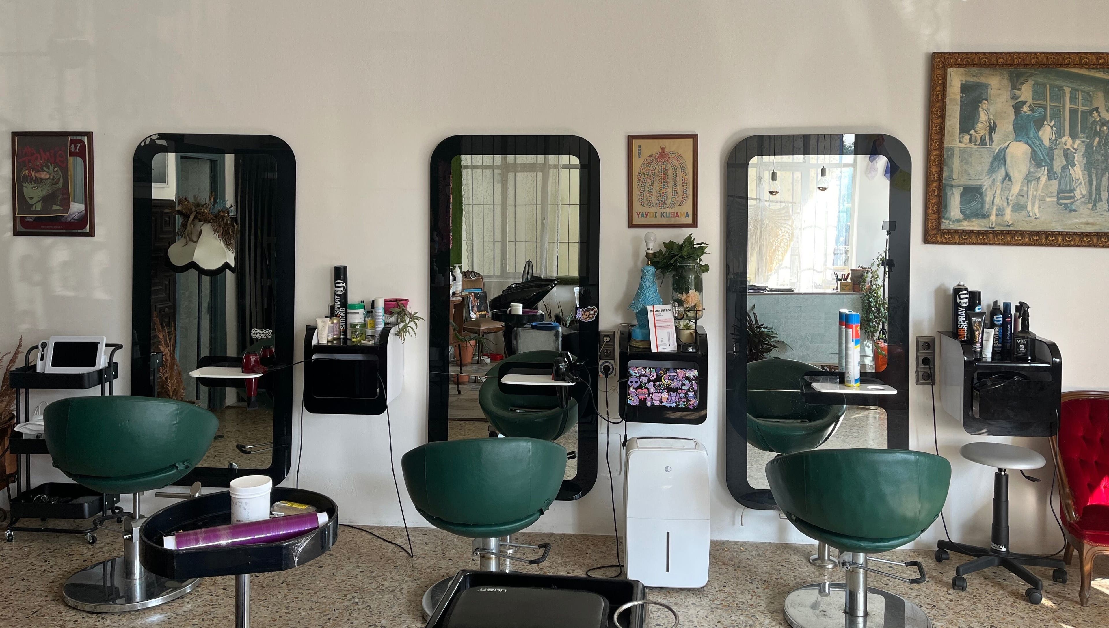 Salón de belleza elegante en La Nueva Pop, Renedo De Piélagos, Cantabria, ES con espejos y asientos modernos.