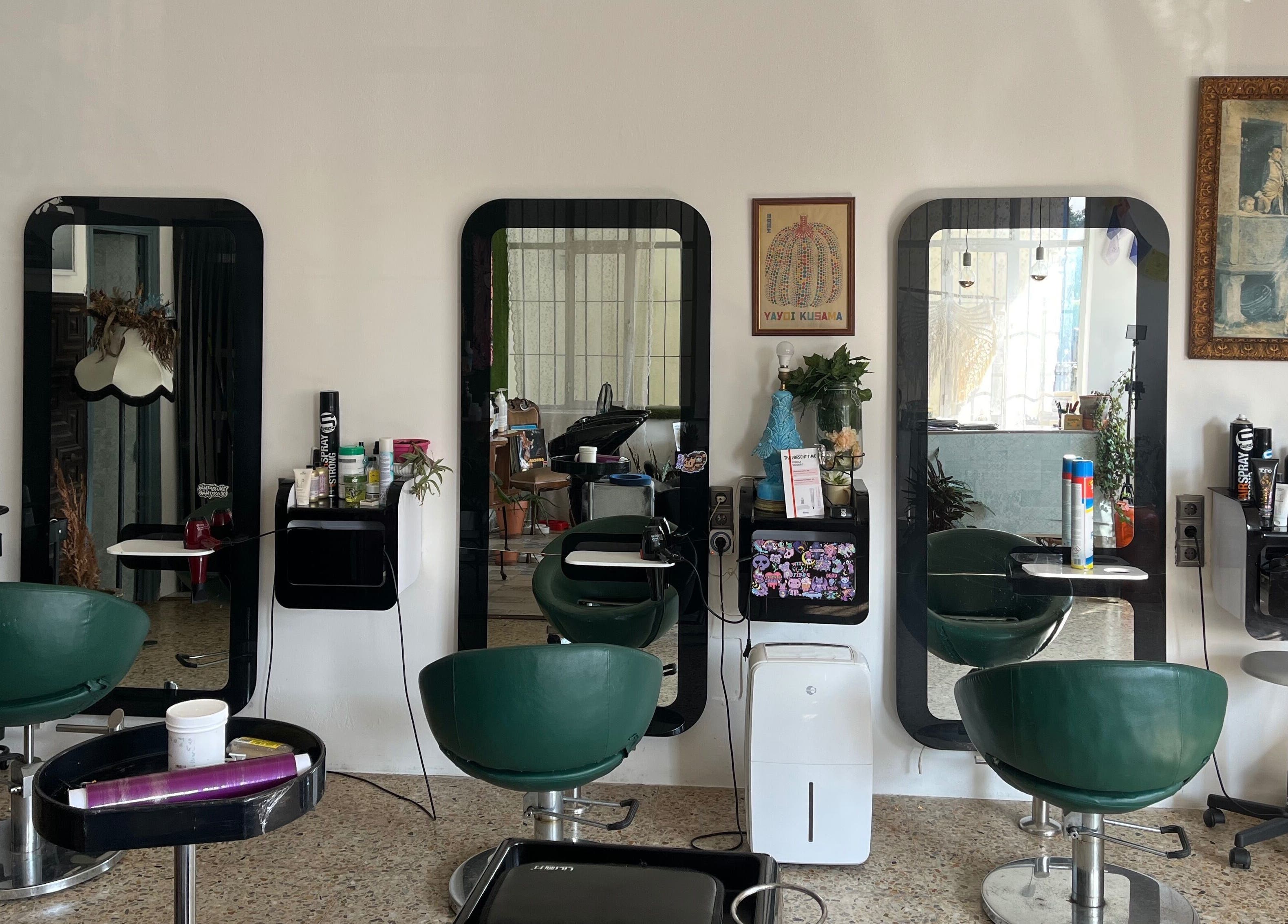 Salón de belleza elegante en La Nueva Pop, Renedo De Piélagos, Cantabria, ES con espejos y asientos modernos.