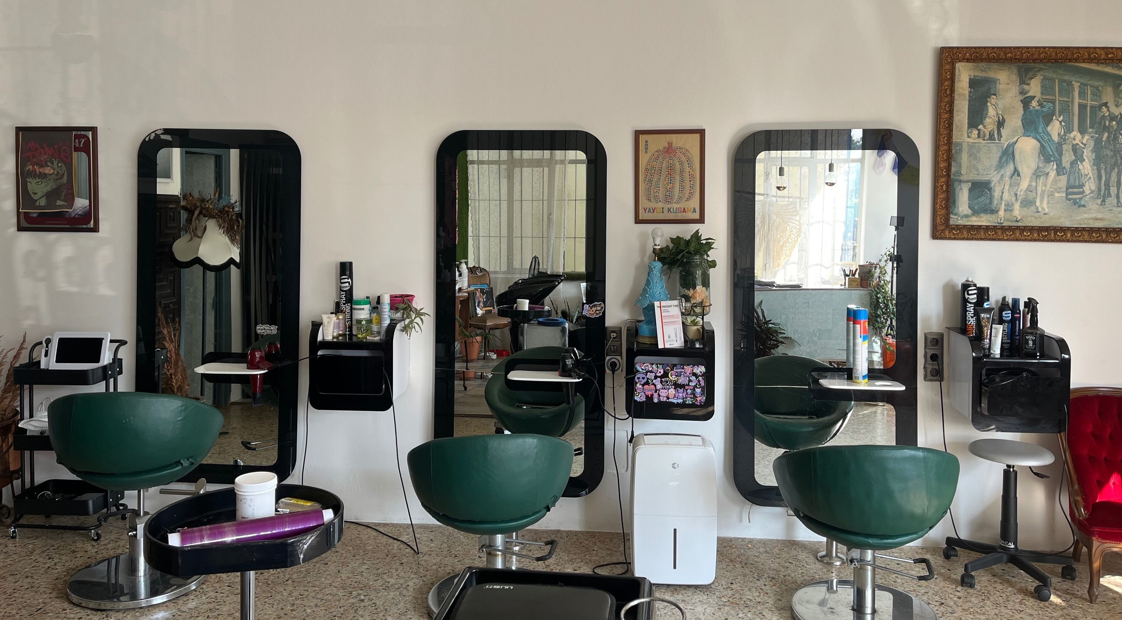 Salón de belleza elegante en La Nueva Pop, Renedo De Piélagos, Cantabria, ES con espejos y asientos modernos.