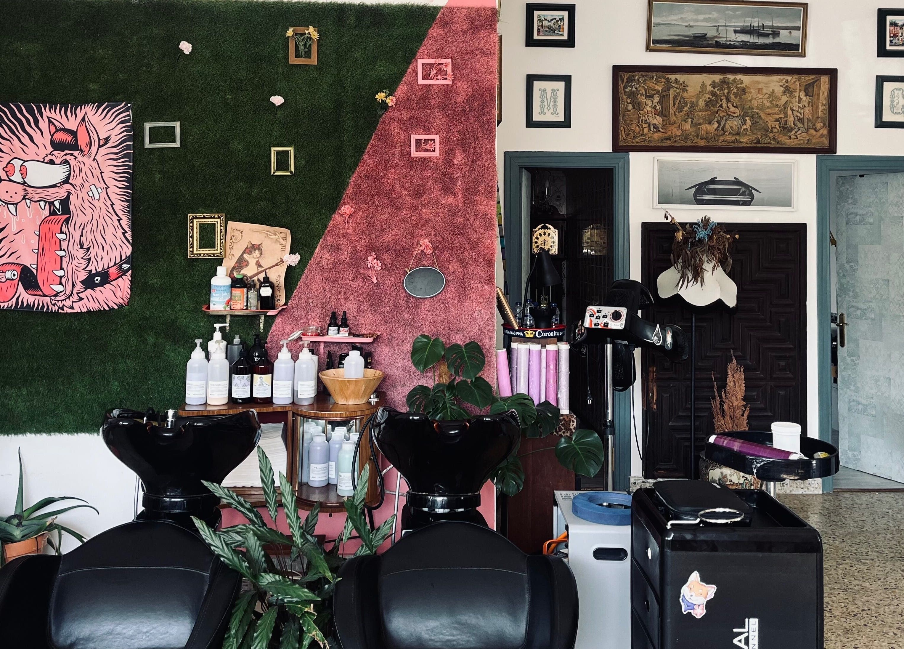 Interior retro de La Nueva Pop en Renedo De Piélagos, Cantabria, ES, con muebles y decoración ecléctica.