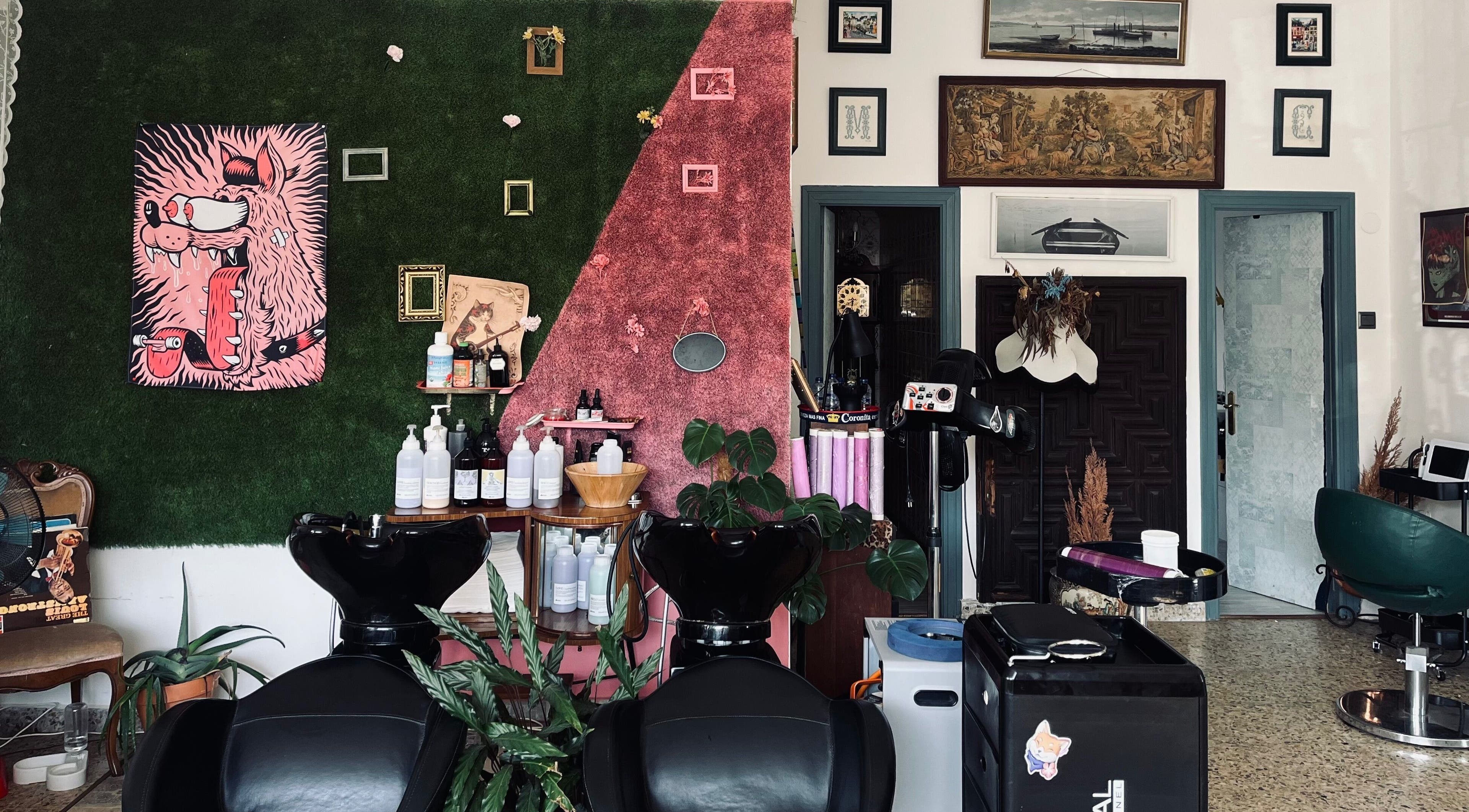 Interior retro de La Nueva Pop en Renedo De Piélagos, Cantabria, ES, con muebles y decoración ecléctica.