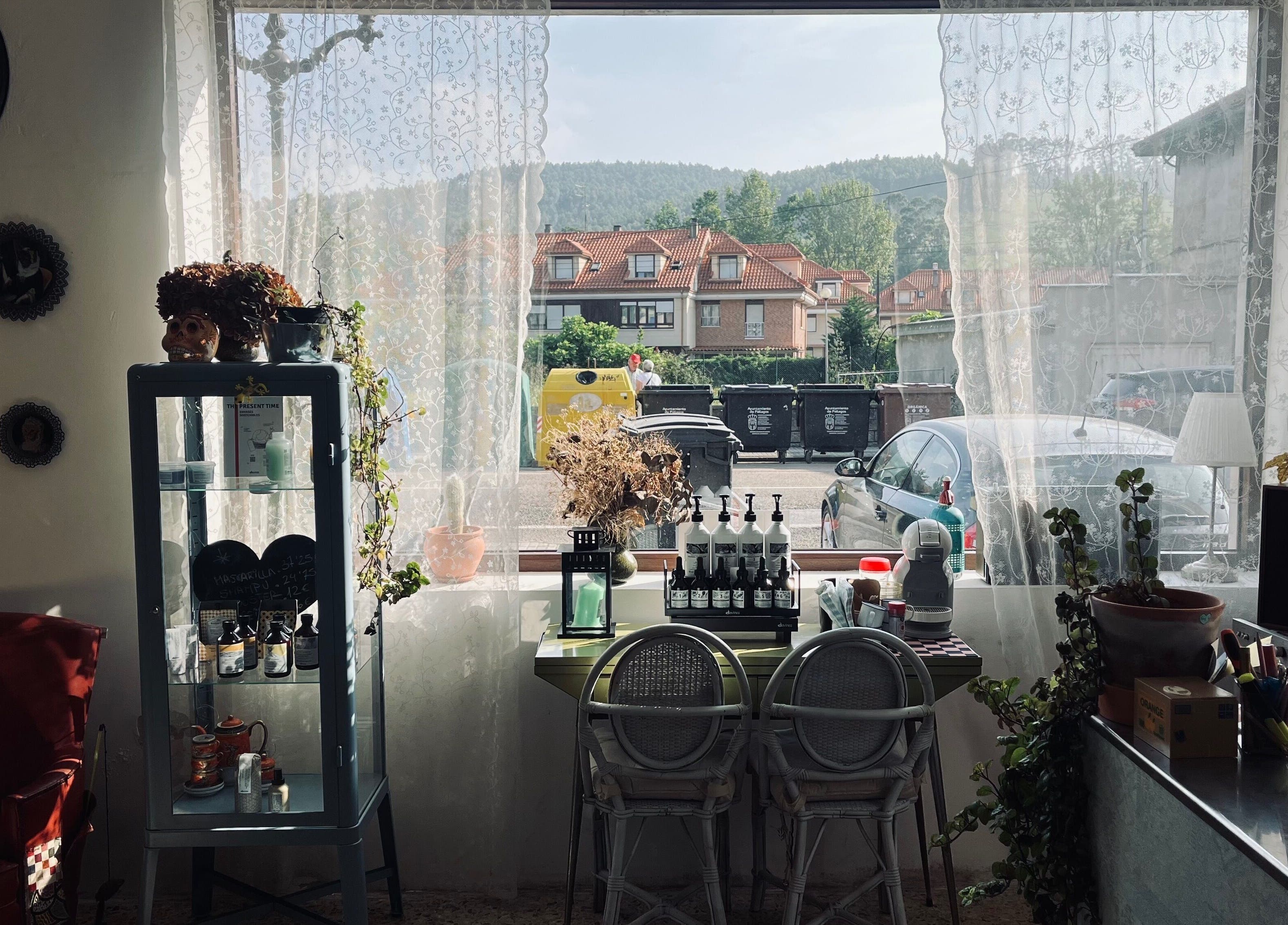 Acogedor interior de La Nueva Pop en Renedo De Piélagos, Cantabria, ES con vistas exteriores.