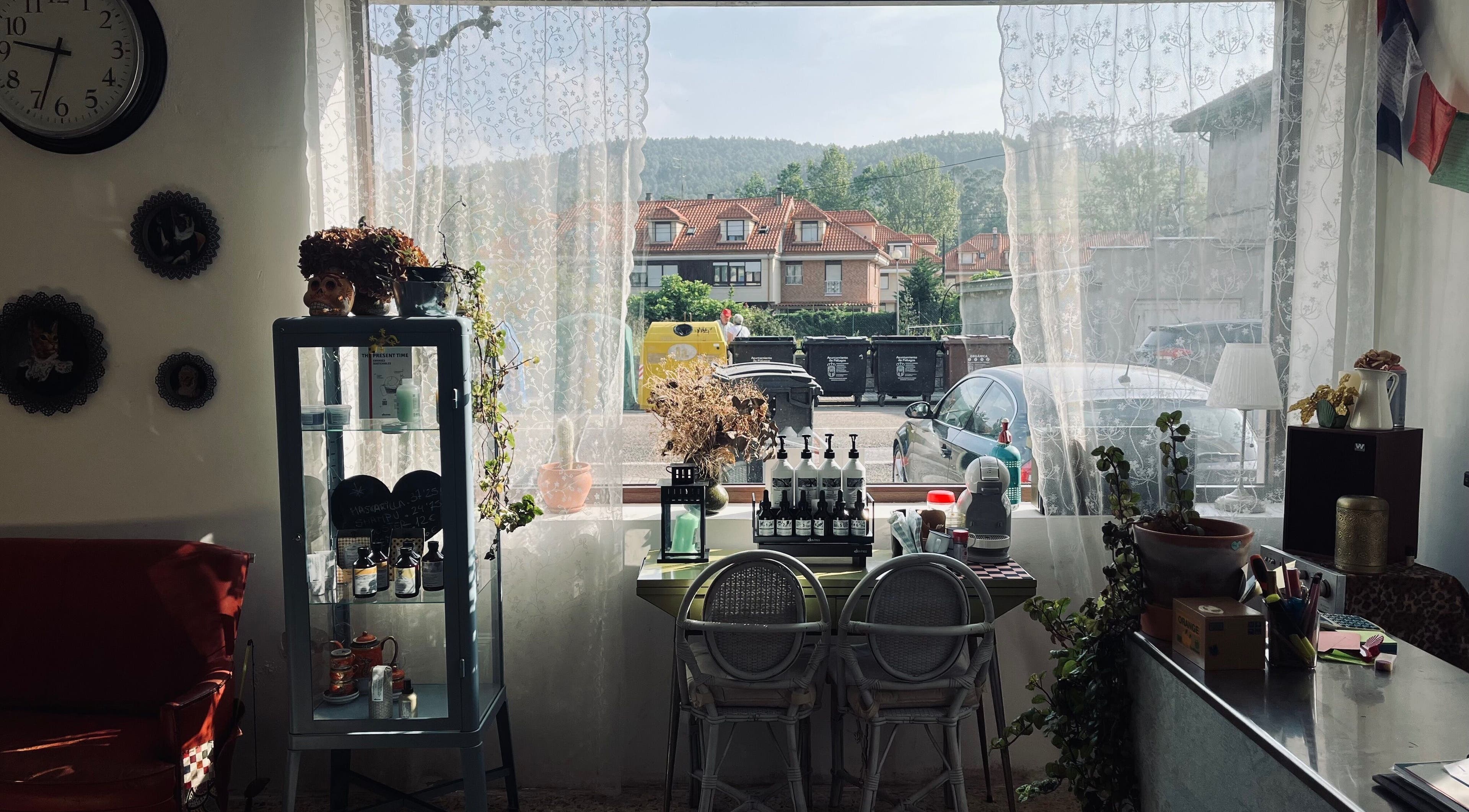 Acogedor interior de La Nueva Pop en Renedo De Piélagos, Cantabria, ES con vistas exteriores.