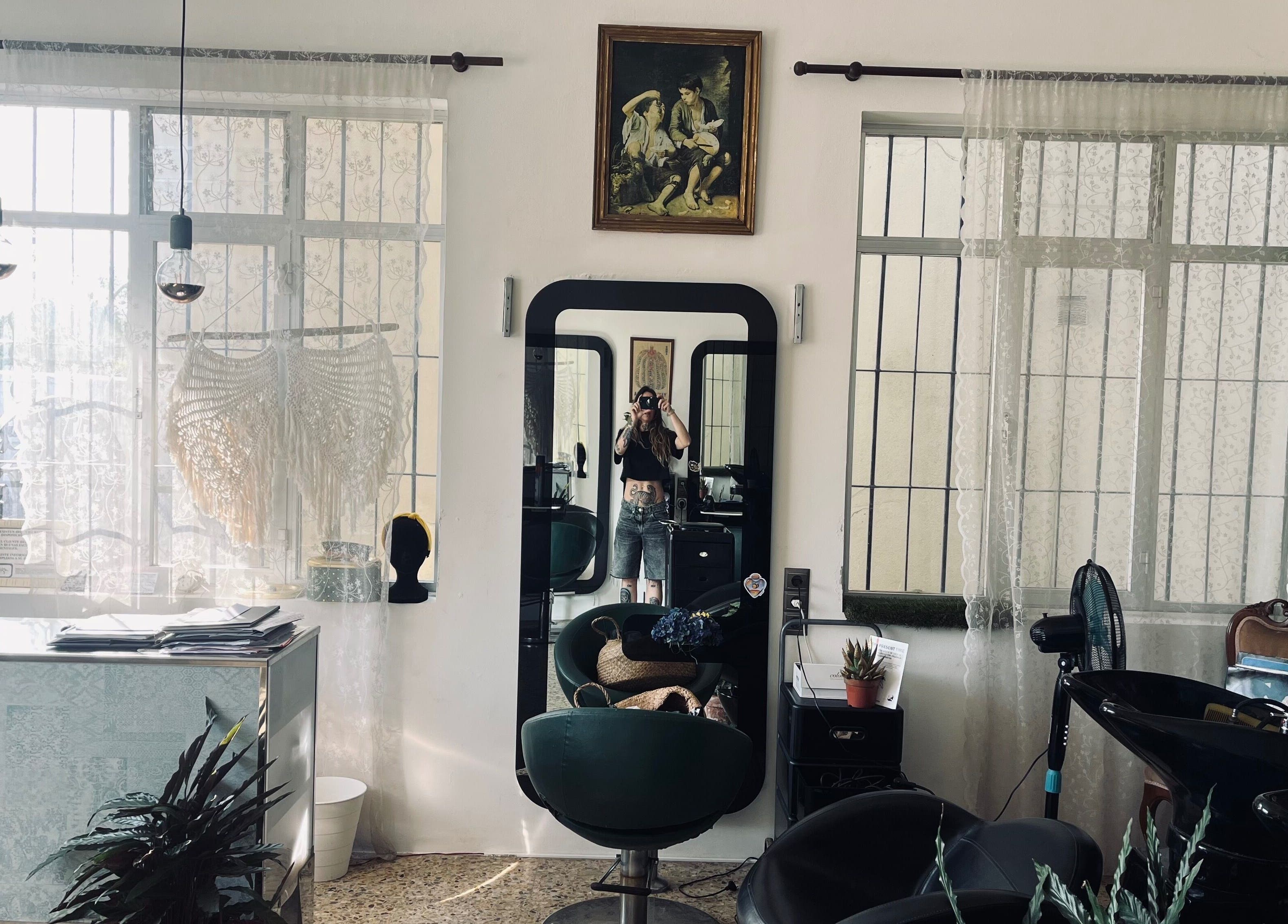 Interior acogedor de La Nueva Pop en Renedo De Piélagos, Cantabria, ES, con espejos y decoración artística.