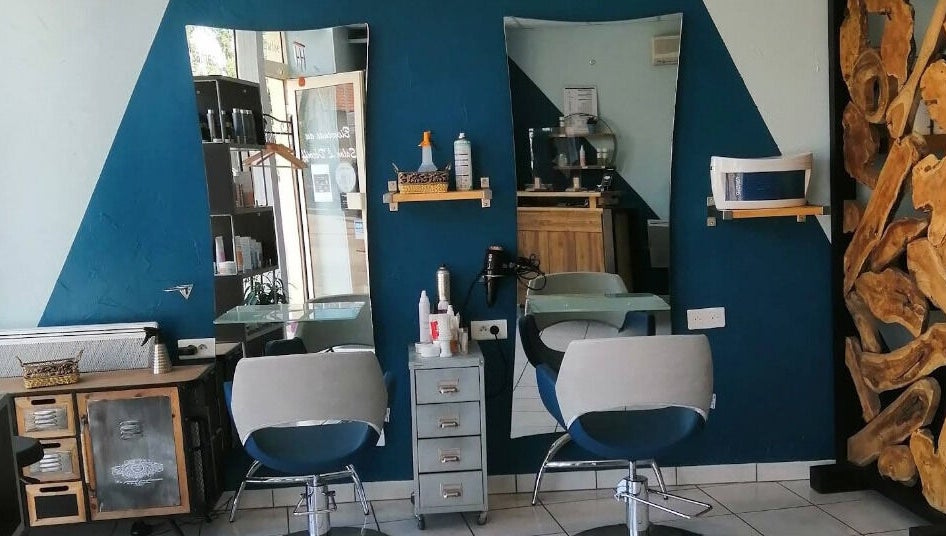 Intérieur du salon L'DÉCOIFF à Dijon, Bourgogne-franche-comté, FR, avec deux stations de coiffure modernes.