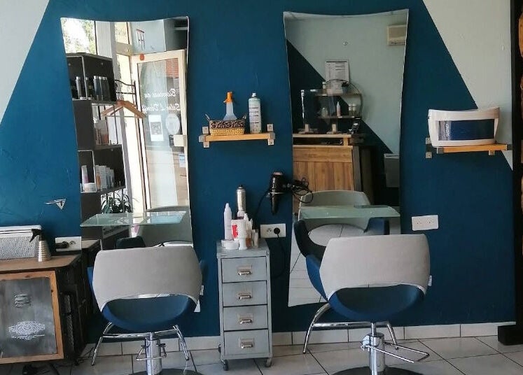 Intérieur du salon L'DÉCOIFF à Dijon, Bourgogne-franche-comté, FR, avec deux stations de coiffure modernes.
