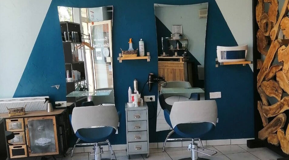 Intérieur du salon L'DÉCOIFF à Dijon, Bourgogne-franche-comté, FR, avec deux stations de coiffure modernes.
