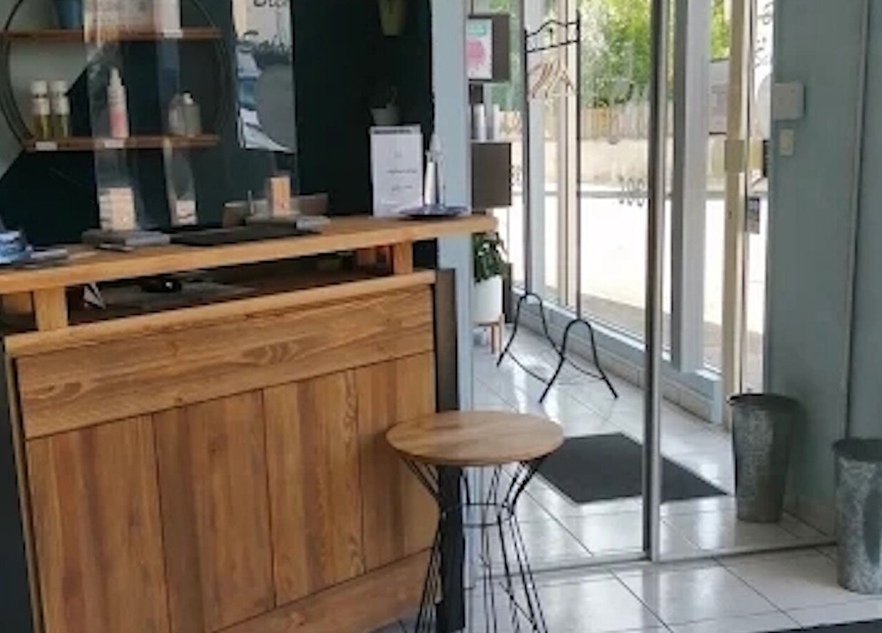 Réception chaleureuse chez L'DÉCOIFF, Dijon, Bourgogne-franche-comté, FR, avec un comptoir en bois moderne.