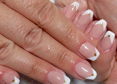 Manucure élégante à Instant zen avec Aurélie, Villemurlin, Centre-val De Loire, FR. Ongles soignés avec détails dorés.