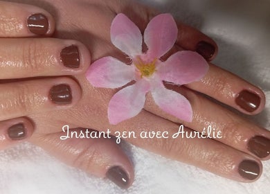 Mains avec vernis brun et fleur rose à Instant zen avec Aurélie, Villemurlin, Centre-val De Loire, FR.