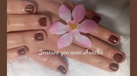 Ongles manucurés avec fleur rose à Instant zen avec Aurélie, Villemurlin, Centre-val De Loire, FR.