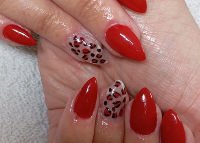 Manucure rouge éclatante avec motif léopard à Instant zen avec Aurélie, Villemurlin, Centre-val De Loire, FR.