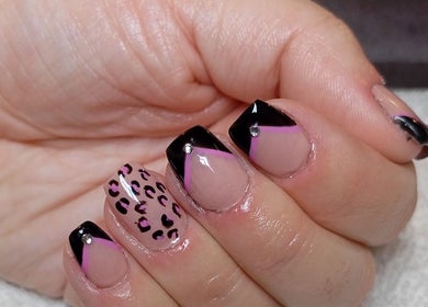 Nail art élégant avec motifs léopard et strass à Instant zen avec Aurélie, Villemurlin, Centre-val De Loire, FR.