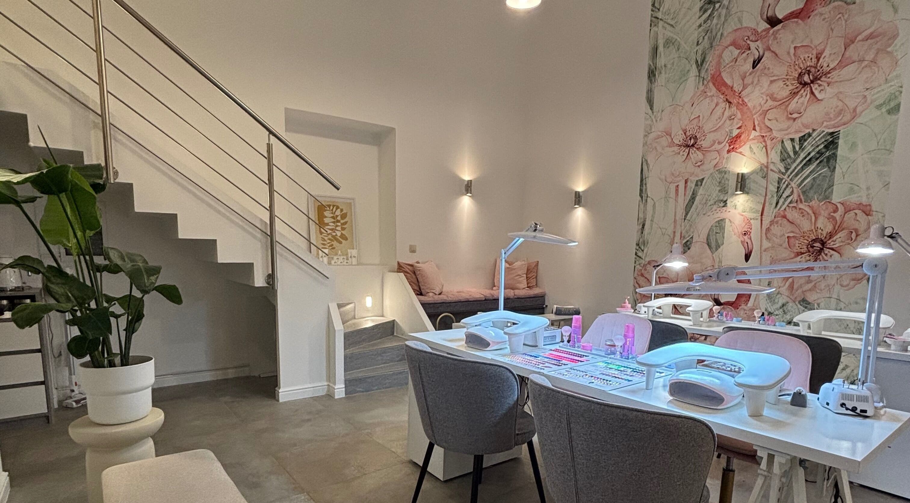 Chic Mor Beauty Salon interior in Budapest, Magyar, HU featuring floral decor and elegant workstations.