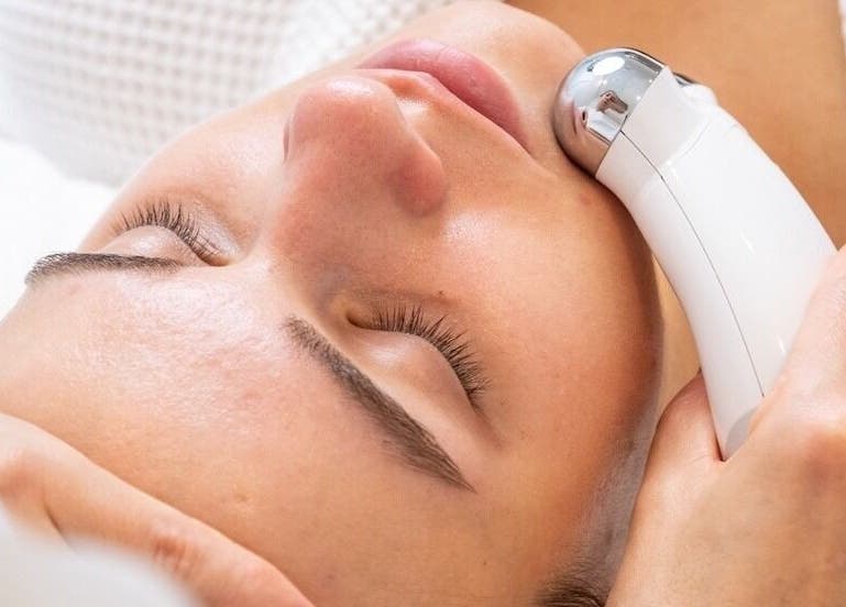 Facial treatment at Facette Facial Bar Jumeirah, Dubai, Dubai, AE, showcasing advanced skincare technology.