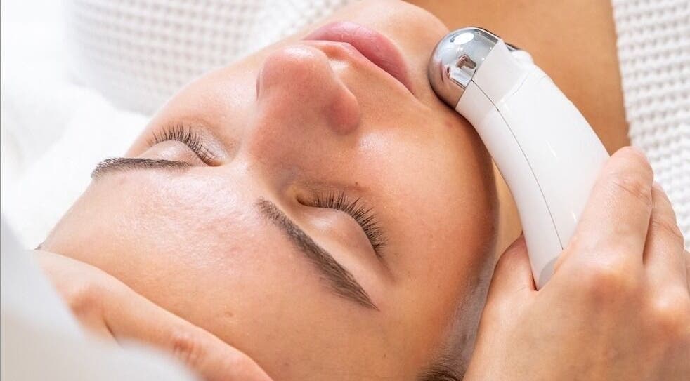 Facial treatment at Facette Facial Bar Jumeirah, Dubai, Dubai, AE, showcasing advanced skincare technology.