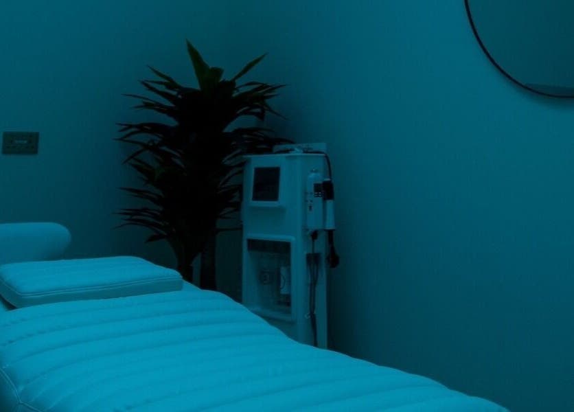 Tranquil treatment room at Facette Facial Bar Jumeirah, Dubai, Dubai, AE. Aesthetic decor for a calm spa experience.