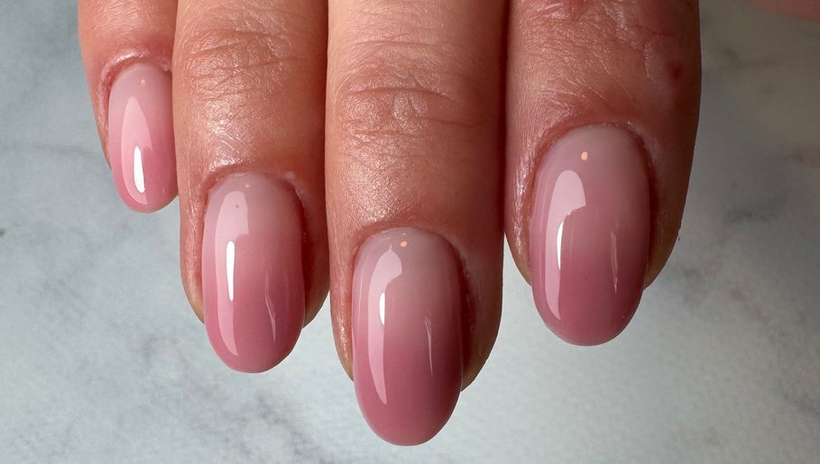 Elegante roze nagels gestyled bij Frenchies Nagelsalon, Grathem, Limburg, NL.