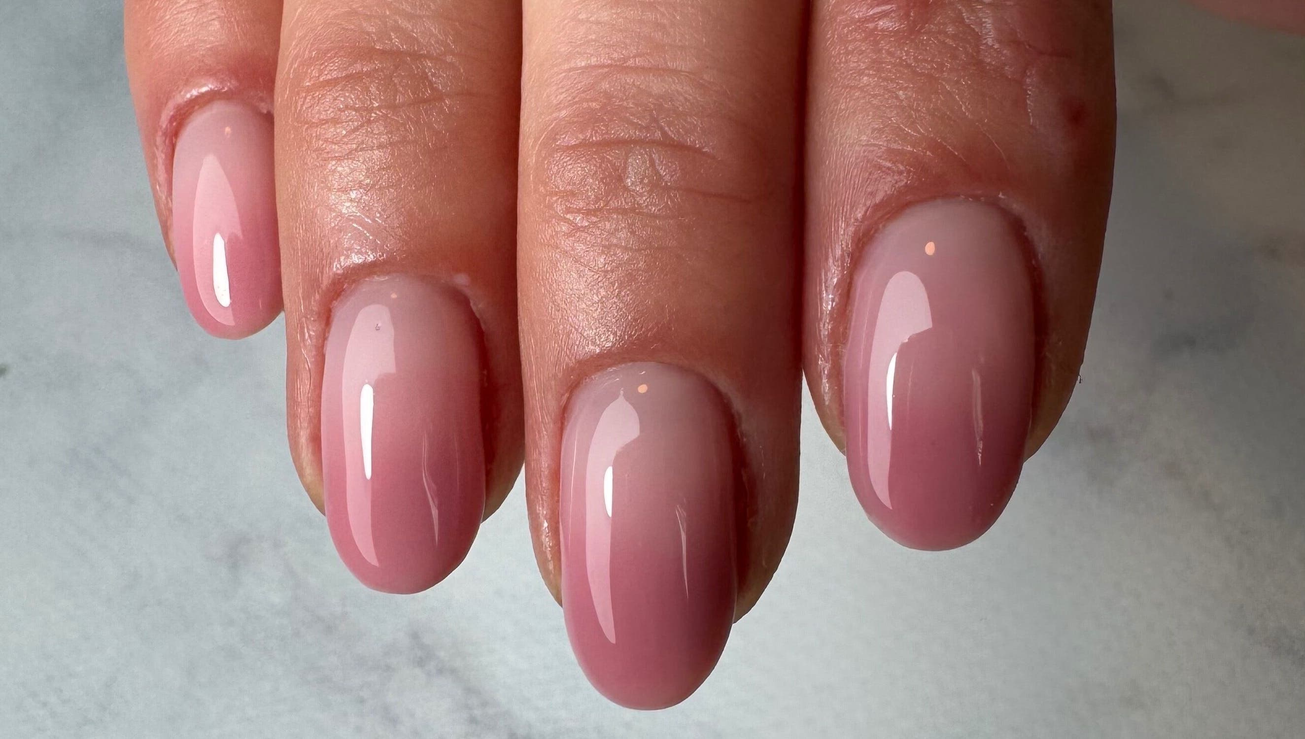 Elegante roze nagels gestyled bij Frenchies Nagelsalon, Grathem, Limburg, NL.