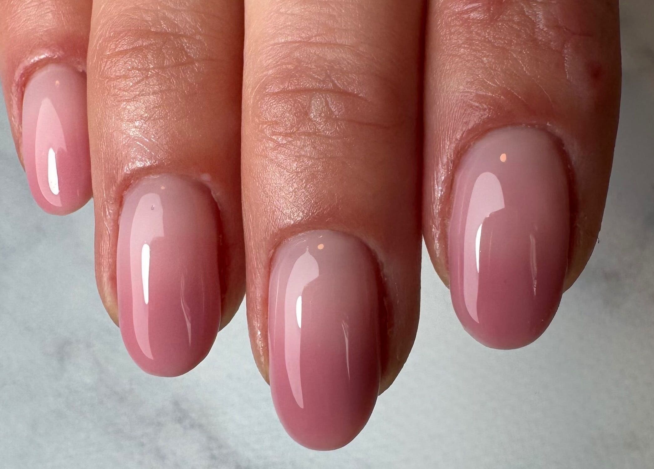 Elegante roze nagels gestyled bij Frenchies Nagelsalon, Grathem, Limburg, NL.