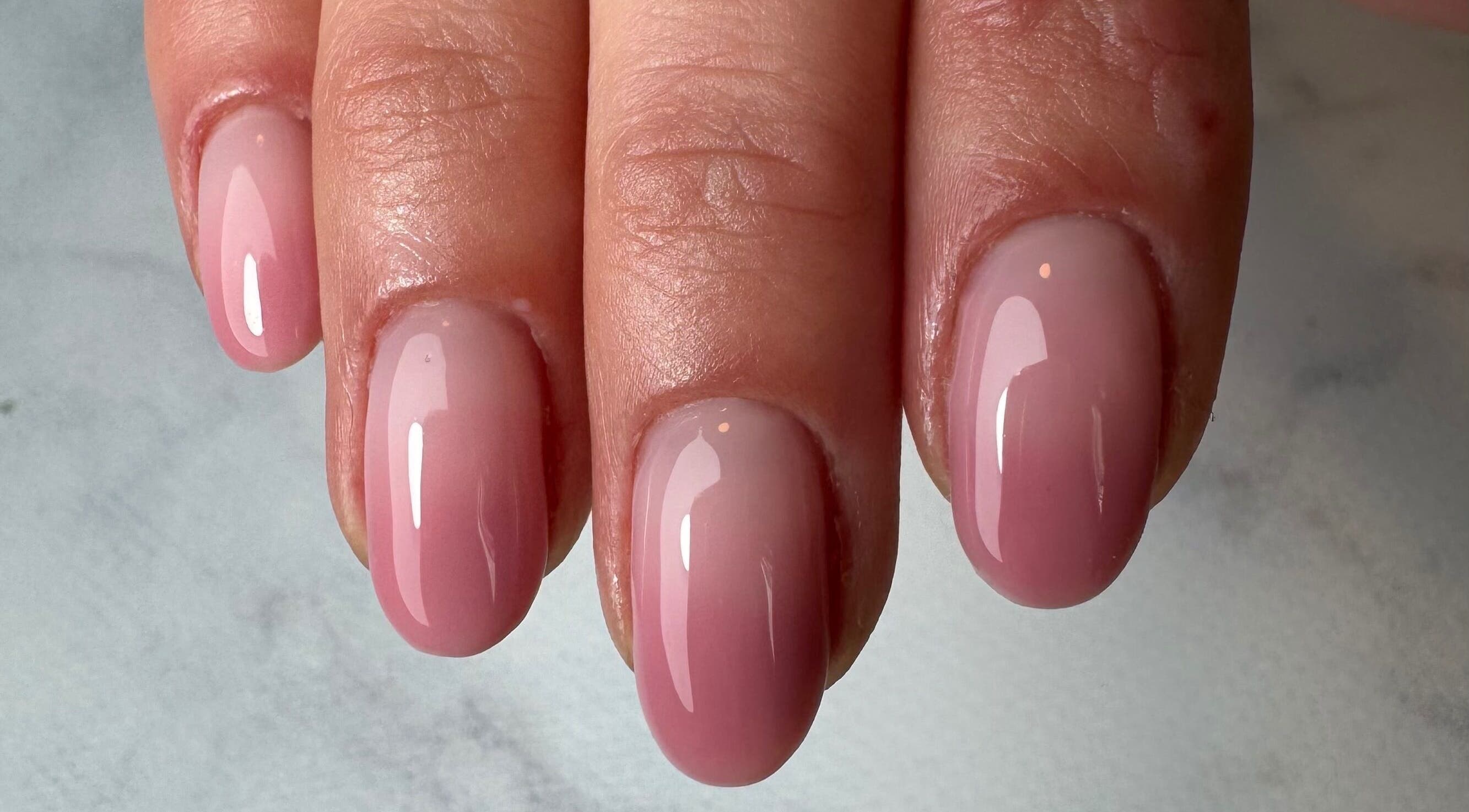 Elegante roze nagels gestyled bij Frenchies Nagelsalon, Grathem, Limburg, NL.