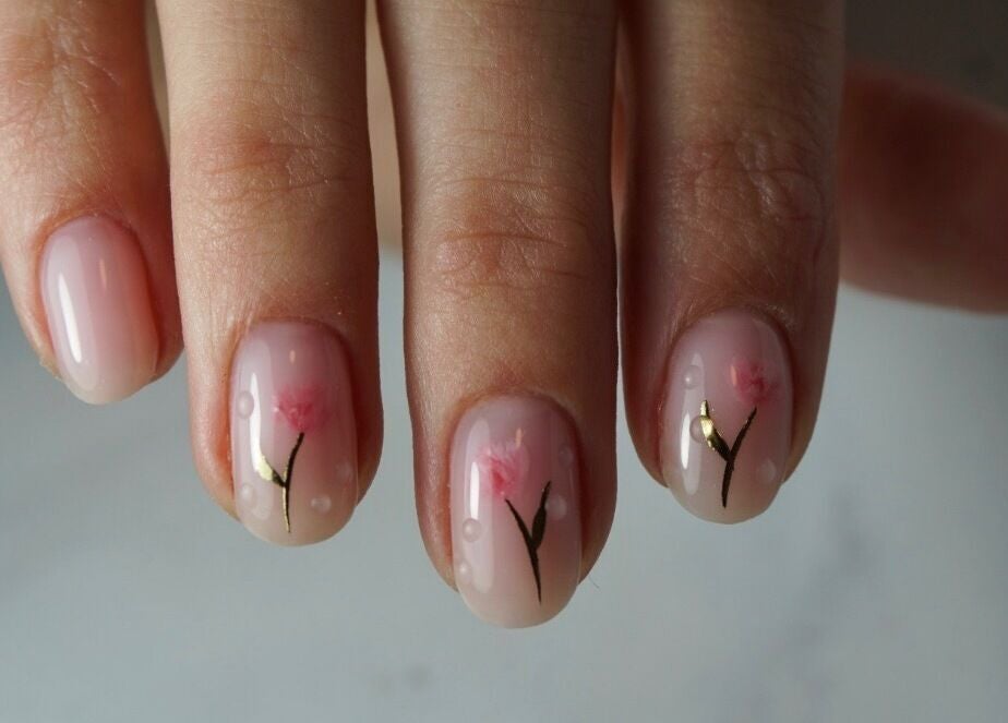Bloemige nagelkunst bij Frenchies Nagelsalon in Grathem, Limburg, NL, met delicate roze bloemen.