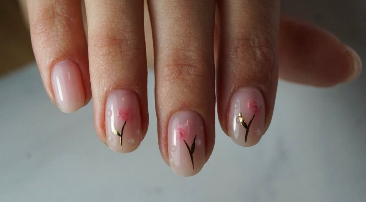 Bloemige nagelkunst bij Frenchies Nagelsalon in Grathem, Limburg, NL, met delicate roze bloemen.