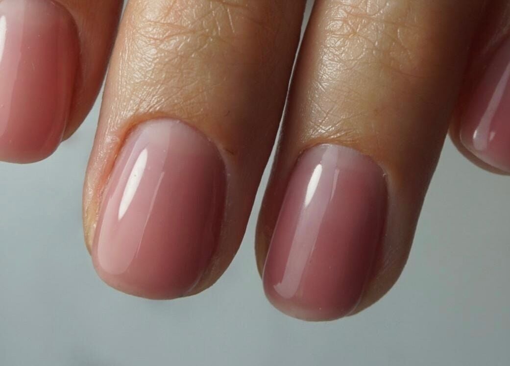 Perfecte roze nagels verzorgd bij Frenchies Nagelsalon, Grathem, Limburg, NL voor ultieme schoonheid.