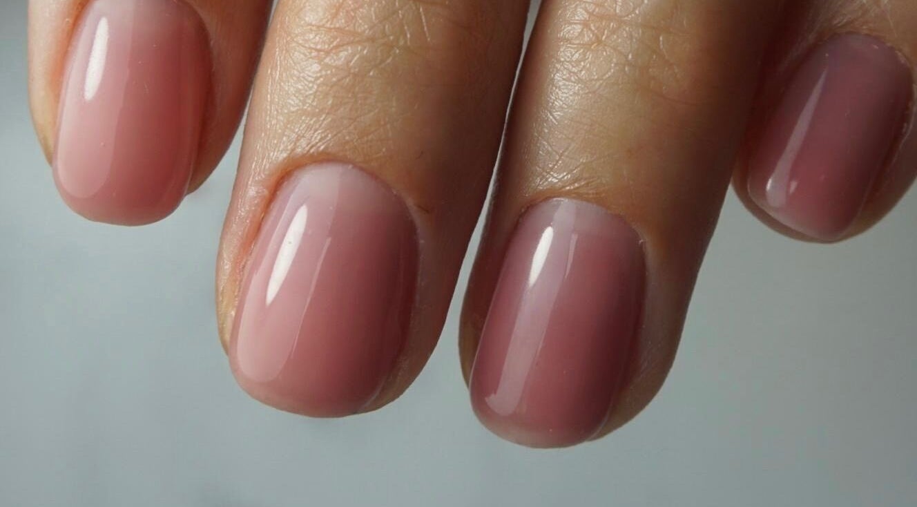 Perfecte roze nagels verzorgd bij Frenchies Nagelsalon, Grathem, Limburg, NL voor ultieme schoonheid.