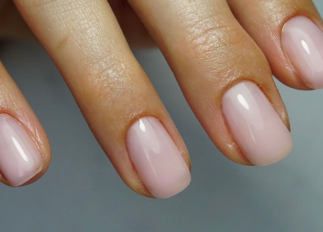 Perfecte manicuur bij Frenchies Nagelsalon, Grathem, Limburg, NL. Geniet van glanzende roze nagels.