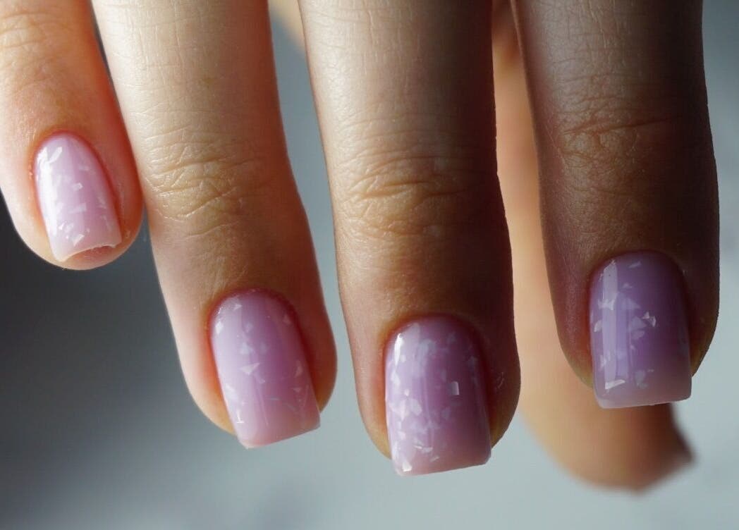 Kunstnagels in pastelroze bij Frenchies Nagelsalon, Grathem, Limburg, NL.