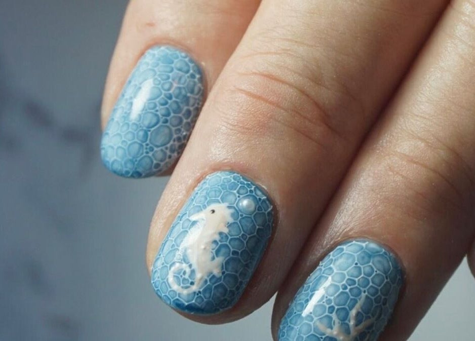 Kunstig blauw nageldesign bij Frenchies Nagelsalon, Grathem, Limburg, NL.