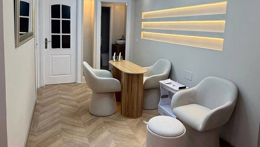 Rincón acogedor en Zibanna, Madrid, Comunidad De Madrid, ES, con sillones y luz suave.