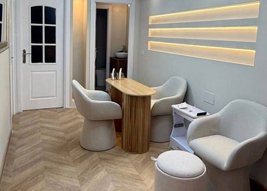 Rincón acogedor en Zibanna, Madrid, Comunidad De Madrid, ES, con sillones y luz suave.