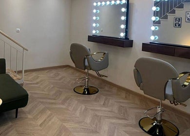Interior elegante de Zibanna, Madrid, Comunidad De Madrid, ES, con espejos iluminados y sillas modernas.