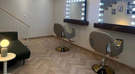 Interior elegante de Zibanna, Madrid, Comunidad De Madrid, ES, con espejos iluminados y sillas modernas.