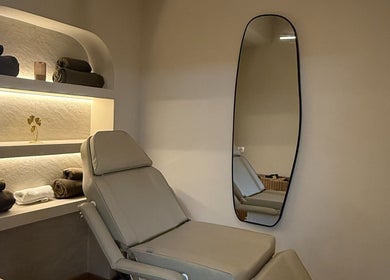 Sala relajante en Zibanna, Madrid, Comunidad De Madrid, ES, con camilla moderna y espejo elegante.