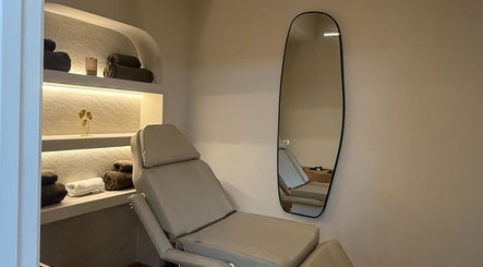 Sala relajante en Zibanna, Madrid, Comunidad De Madrid, ES, con camilla moderna y espejo elegante.