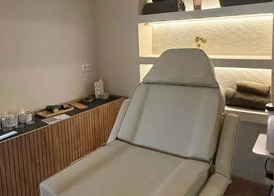 Sala de tratamiento en Zibanna, Madrid, Comunidad De Madrid, ES con camilla y decoración relajante.